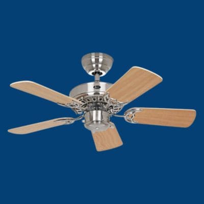 Ventilateur de plafond Royal Classic Bois naturel sur fond bleu de petite taille pour l'article Comment choisir la bonne taille de ventilateur de plafond