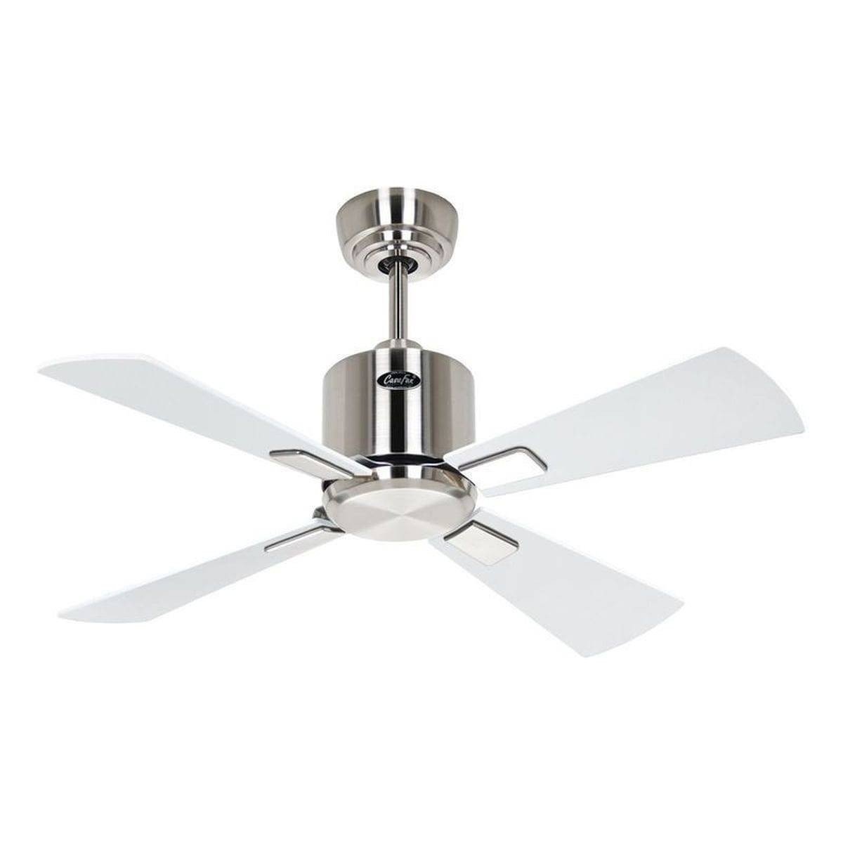 Destratificateur d air silencieux conseils: plafond ventilateur moderne en métal brossé avec quatre pales blanches et support chromé.
