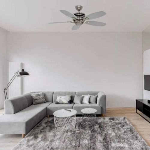 Meilleur destratificateur plafond silencieux : salon moderne avec ventilateur de plafond, canapé gris et tapis à poils longs.
