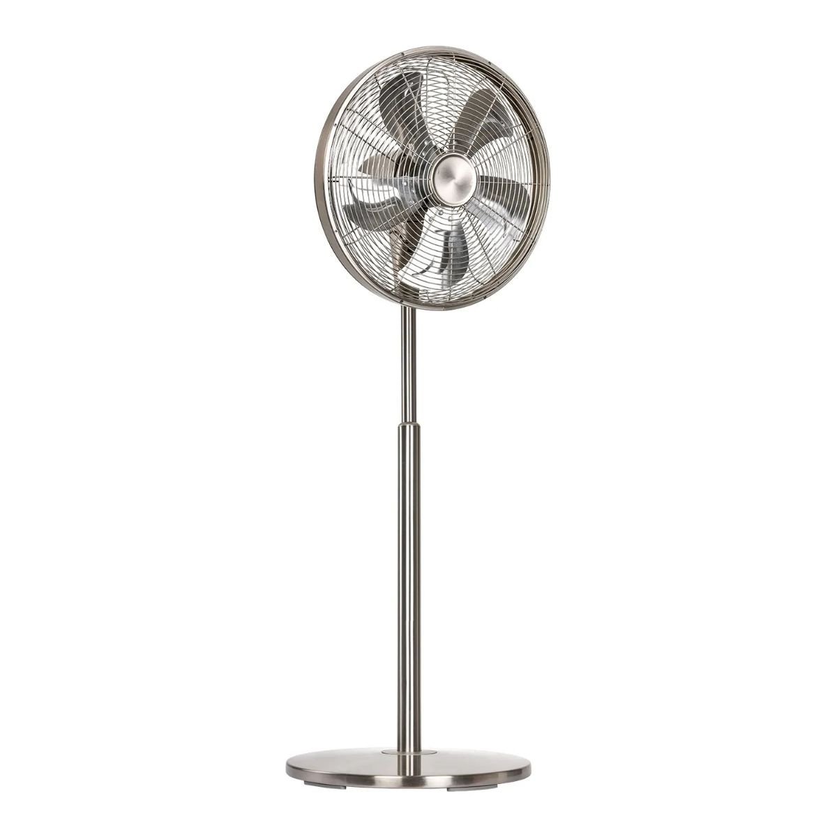 Ventilateur sur pied en métal, grande pale métallique, support et socle robustes, idéal pour brasser l’air. Différence entre courant ac et dc évoquée.