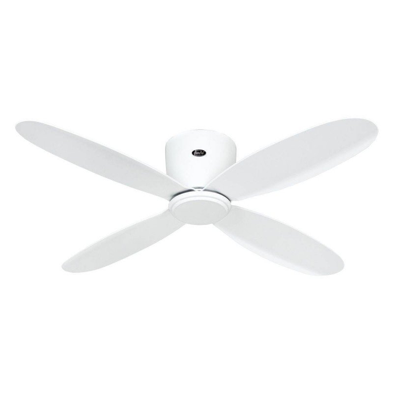 Ventilateur de plafond blanc à quatre pales posé sur le motif central.