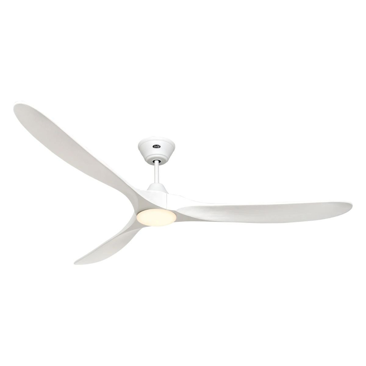 Ventilateur de plafond blanc avec hélice triple, éclairage intégré discret et support mural au-dessus d’un plafonnier, prêt pour l’installation. texte cible: comment choisir un ventilateur de plafond adapté à sa pièce.