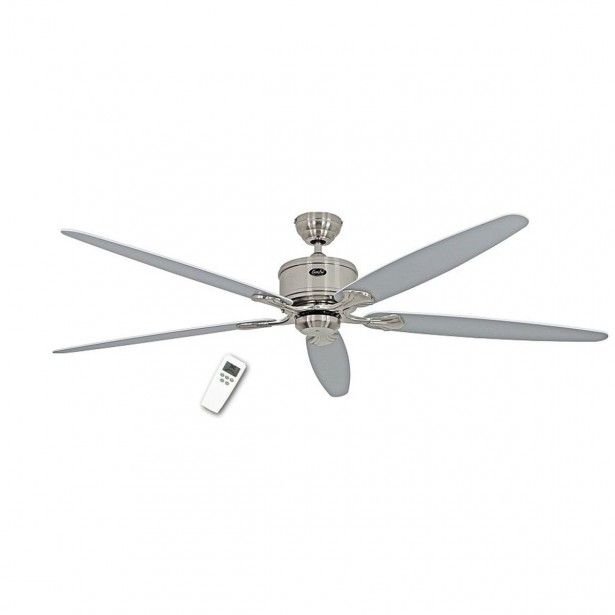 Ventilateur de plafond moderne avec quatre pales et télécommande, design argenté.