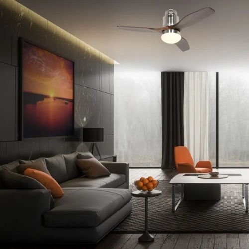Ventilateur de plafond moderne au salon, lumière douce, canapé gris, mobilier noir et orange, table basse ronde et grande baie vitrée. installation ventilateur plafond facile
