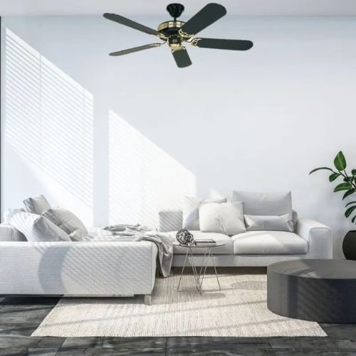 Ventilateur de plafond au sommet d’un salon moderne, sans lumière, avec orientation débattante et pièces blanches, idéal pour la position d'un ventilateur de plafond été hiver.