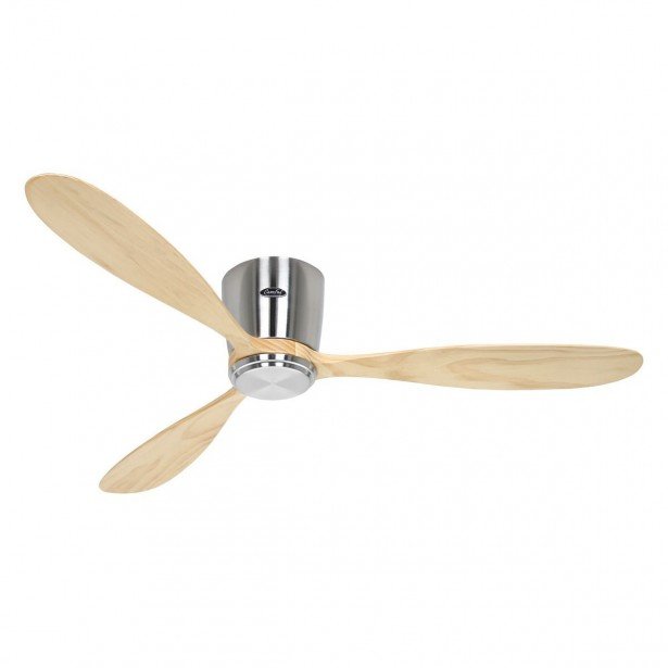 Ventilateur de plafond wifi élégant avec pales en bois clair etaxe chromé, vue isolée.